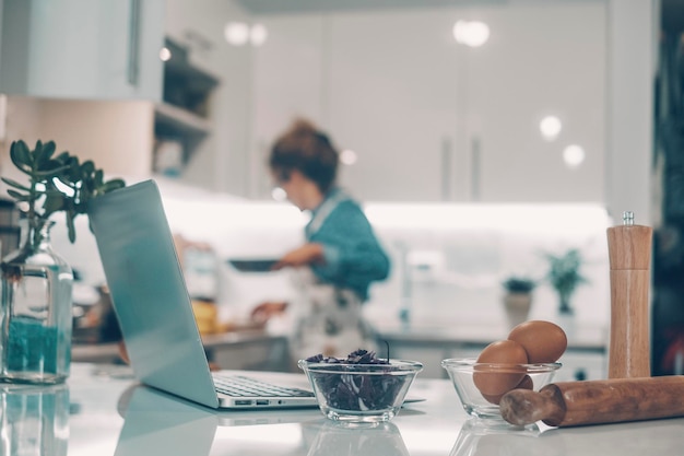 Kontakt: biuro i kuchnia